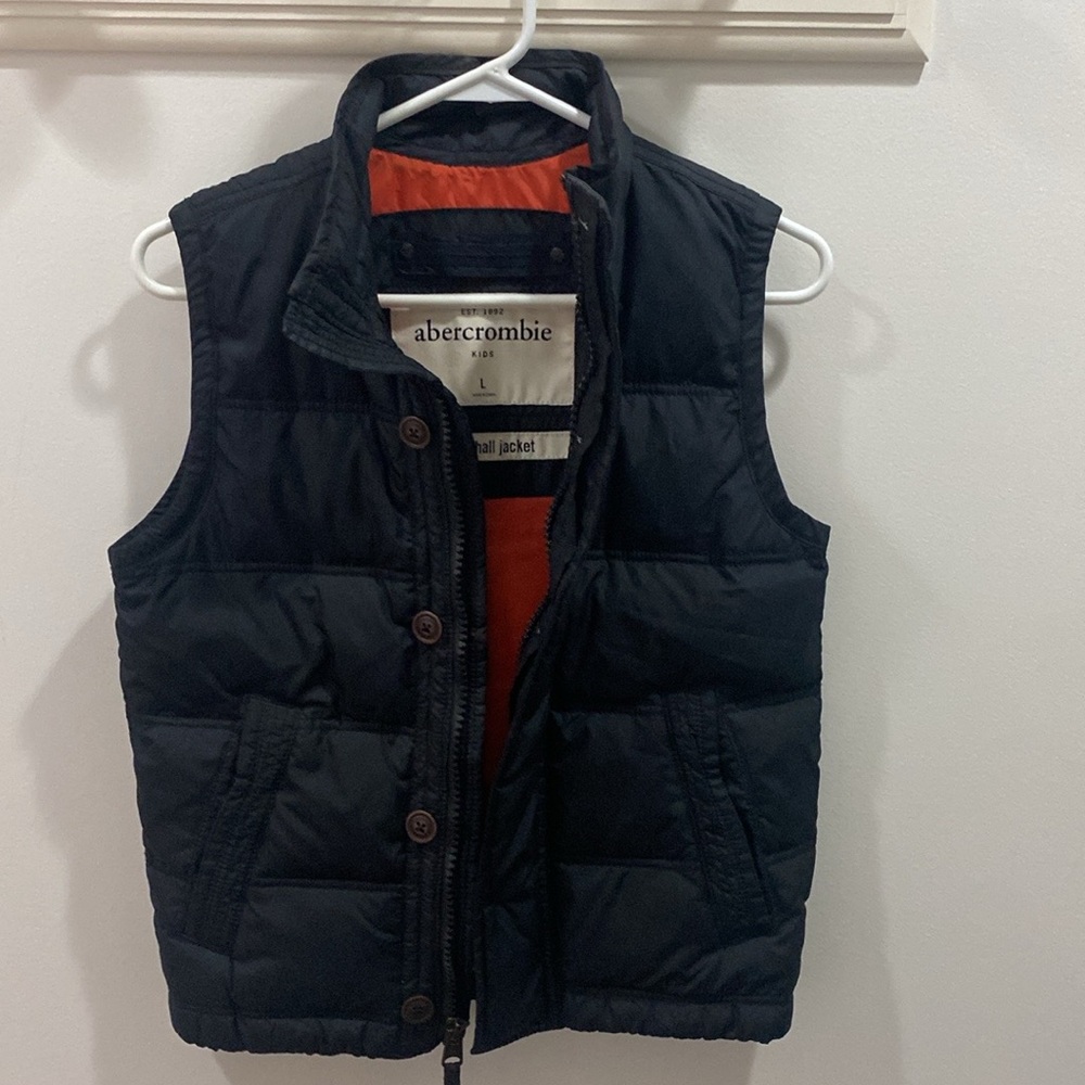 Abercrombie Kids Kempshell Puffer Vest. Large.